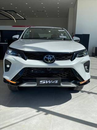 TOYOTA HILUX SW4 2.8 D-4D TURBO DIESEL SRX PLATINUM 7L 4X4 AUTOMÁTICO TOYOTA HILUX SW4 2.8 D-4D TURBO DIESEL SRX PLATINUM 7L 4X4 AUTOMÁTICO
